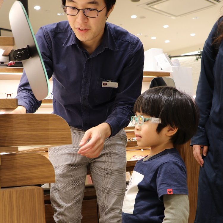 お子さんの成長に合わせた最適なメガネを